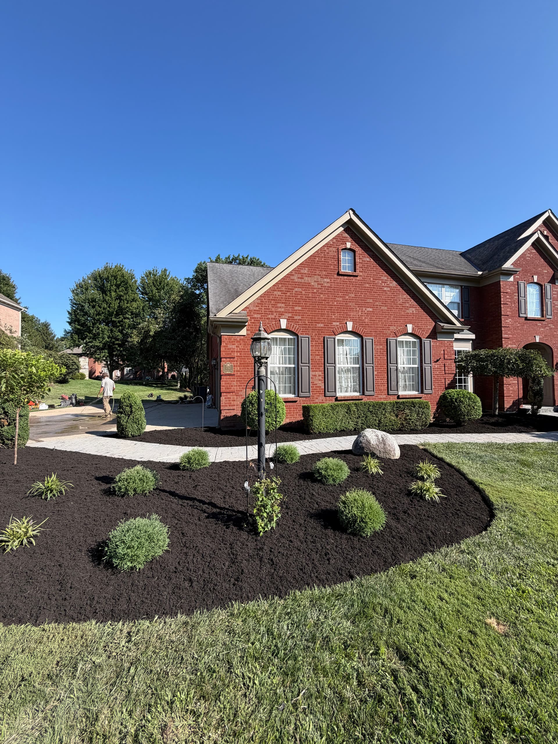 Gallery photos for Full Landscape Overhaul in Union KY with Stone and Black Mulch: Image #4
