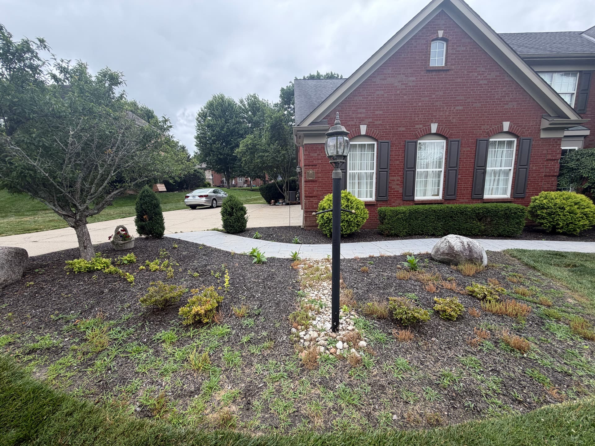 Gallery photos for Full Landscape Overhaul in Union KY with Stone and Black Mulch: Image #8