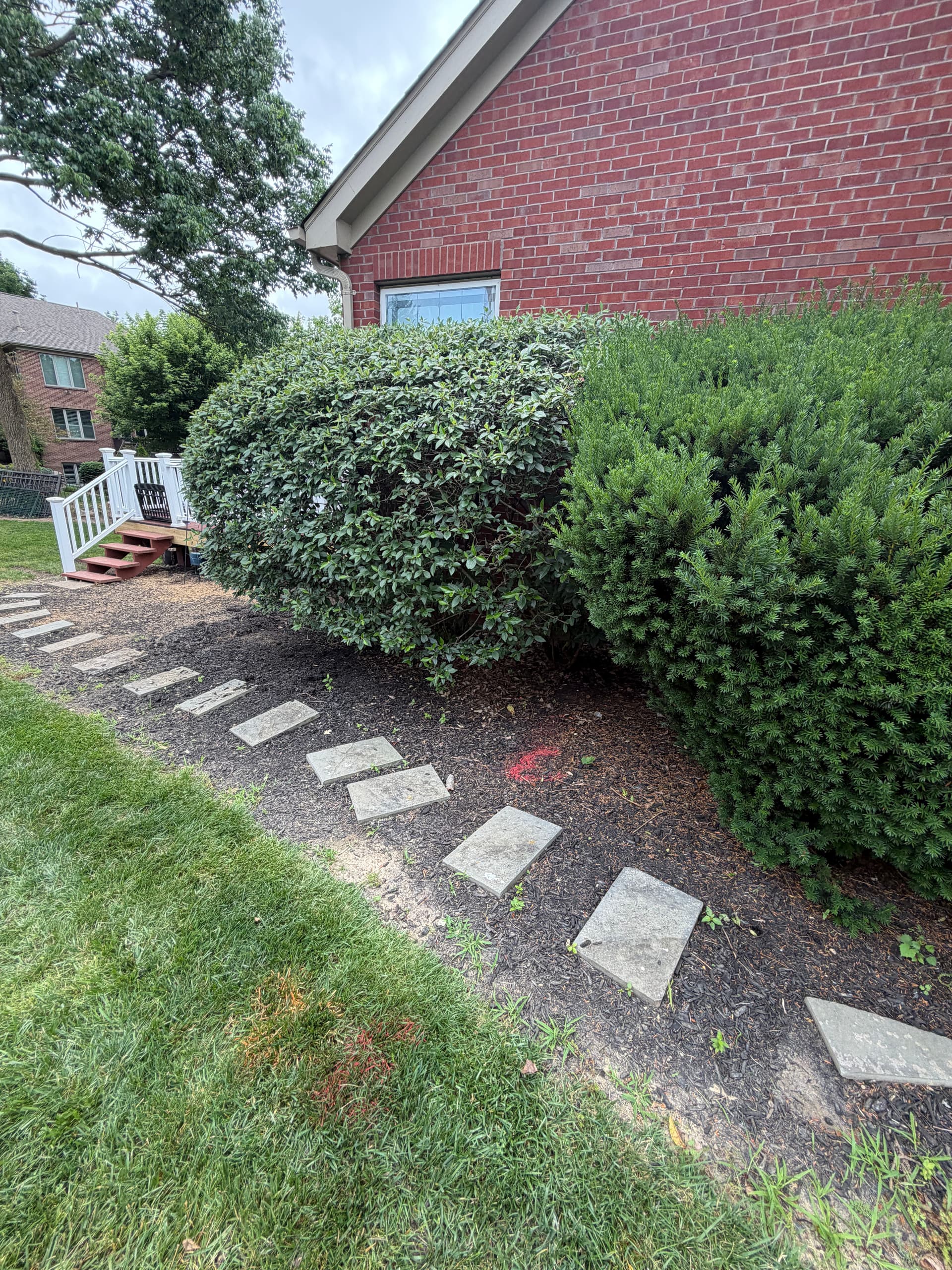 Gallery photos for Full Landscape Overhaul in Union KY with Stone and Black Mulch: Image #9